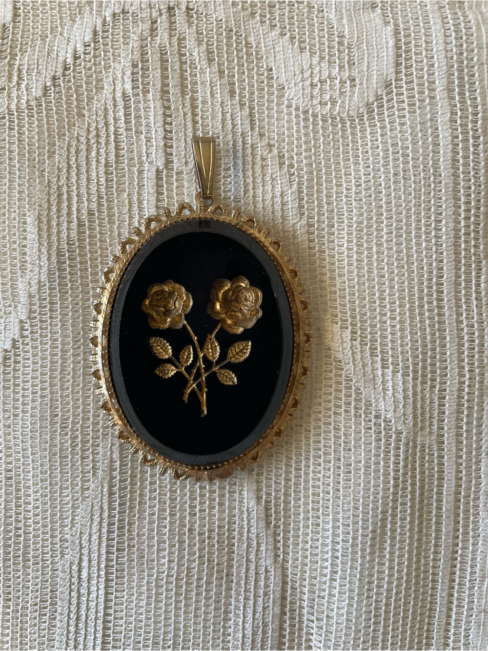 Vintage Black Glass Intaglio Rose Cameo Pendant Ornate Gold Tone Filigree 1960s - Picture 3 of 8